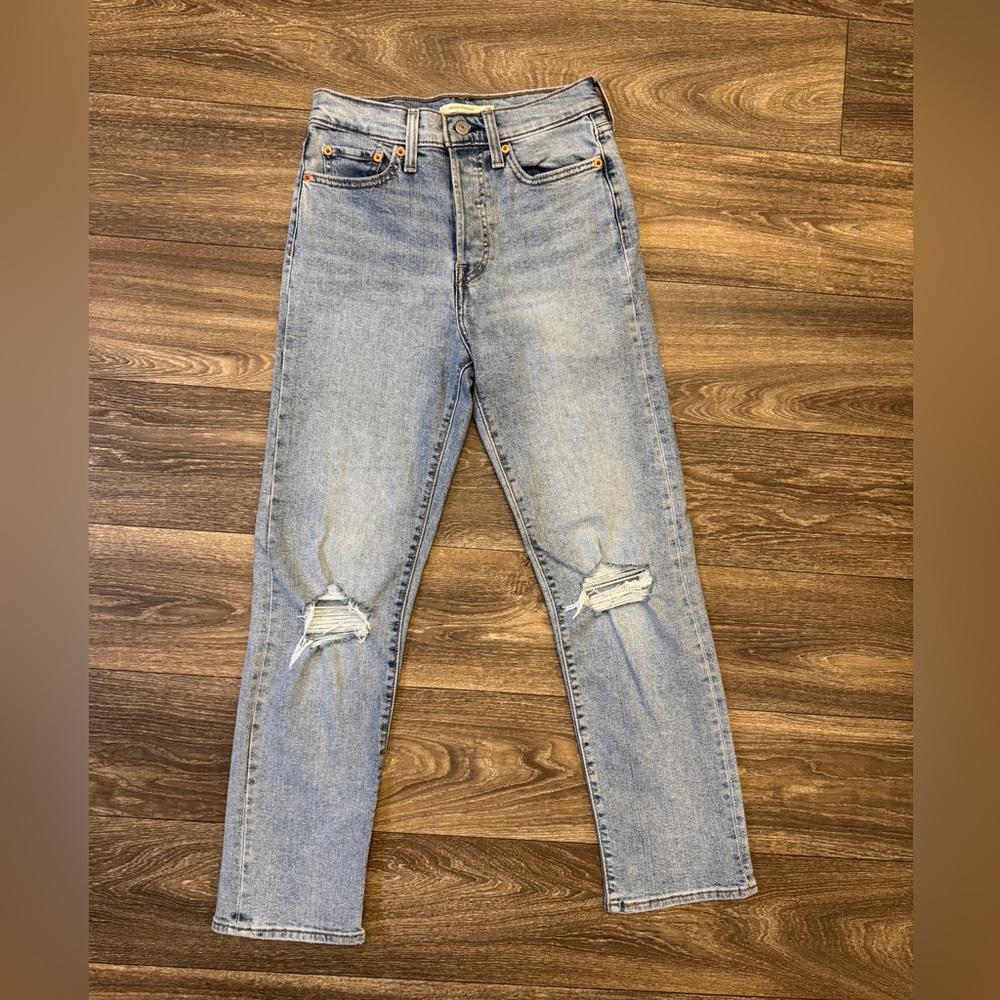 NWOT Levi’s wedgie straight ripped jeans. Size: 27